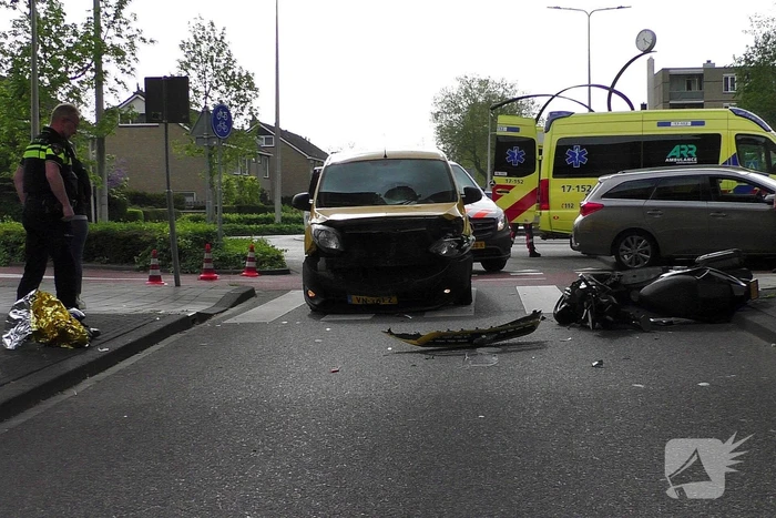 Brommerrijder gewond bij botsing met bestelbus op zebrapad