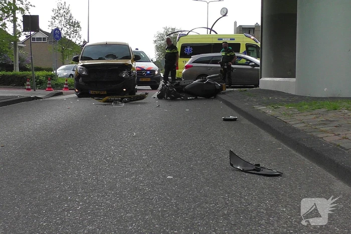 Brommerrijder gewond bij botsing met bestelbus op zebrapad