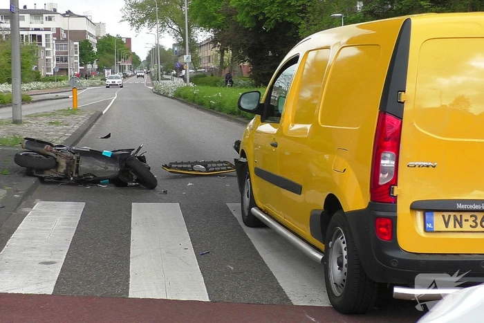 Brommerrijder gewond bij botsing met bestelbus op zebrapad
