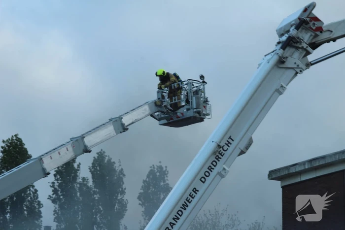 Enorme rookwolken bij uitslaande in flatgebouw