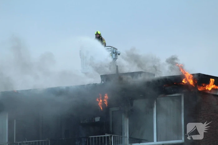 Enorme rookwolken bij uitslaande in flatgebouw