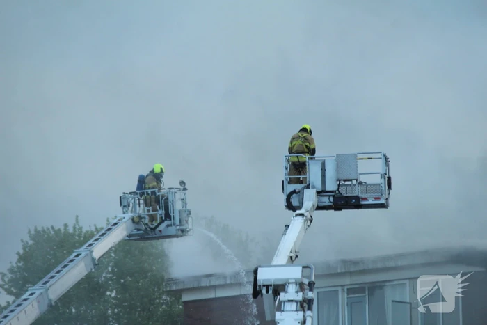 Enorme rookwolken bij uitslaande in flatgebouw