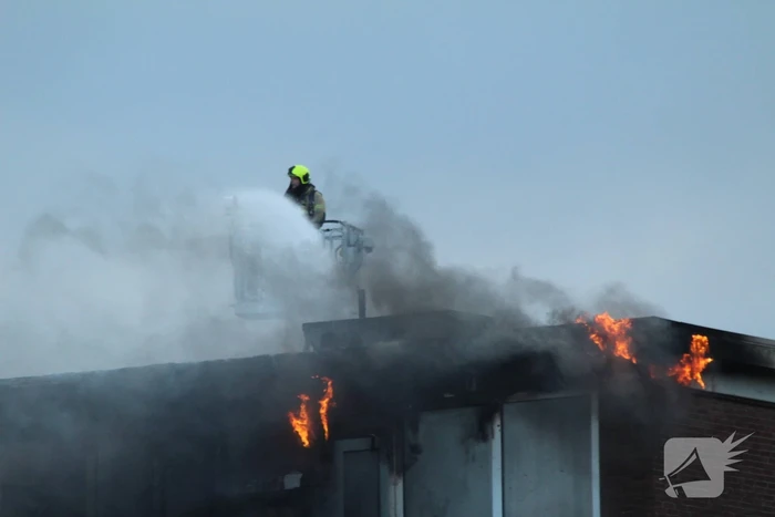 Enorme rookwolken bij uitslaande in flatgebouw