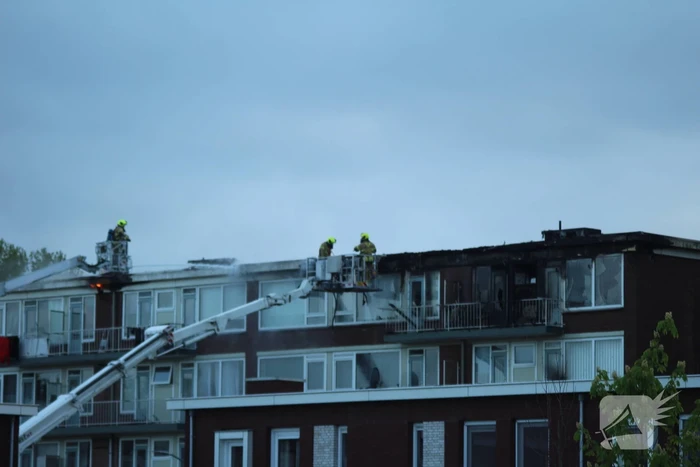 Enorme rookwolken bij uitslaande in flatgebouw