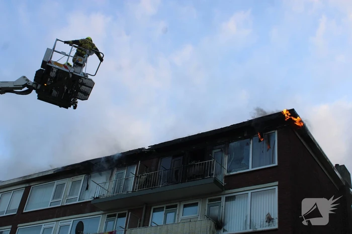 Enorme rookwolken bij uitslaande in flatgebouw