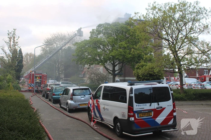 Enorme rookwolken bij uitslaande in flatgebouw
