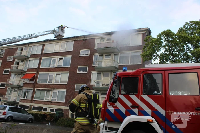 Enorme rookwolken bij uitslaande in flatgebouw