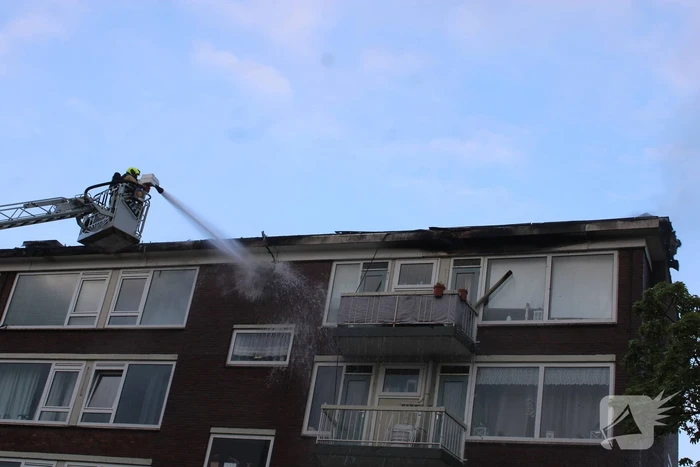 Enorme rookwolken bij uitslaande in flatgebouw