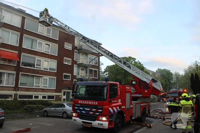 Enorme rookwolken bij uitslaande in flatgebouw