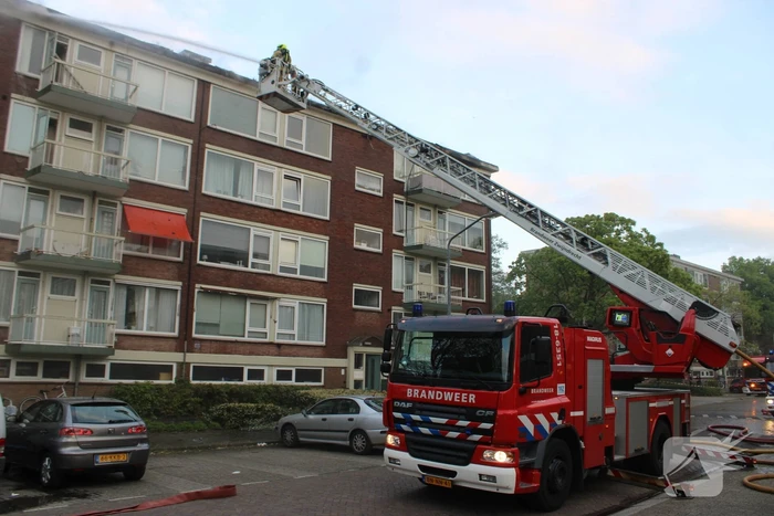 Enorme rookwolken bij uitslaande in flatgebouw