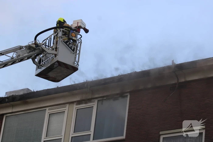 Enorme rookwolken bij uitslaande in flatgebouw