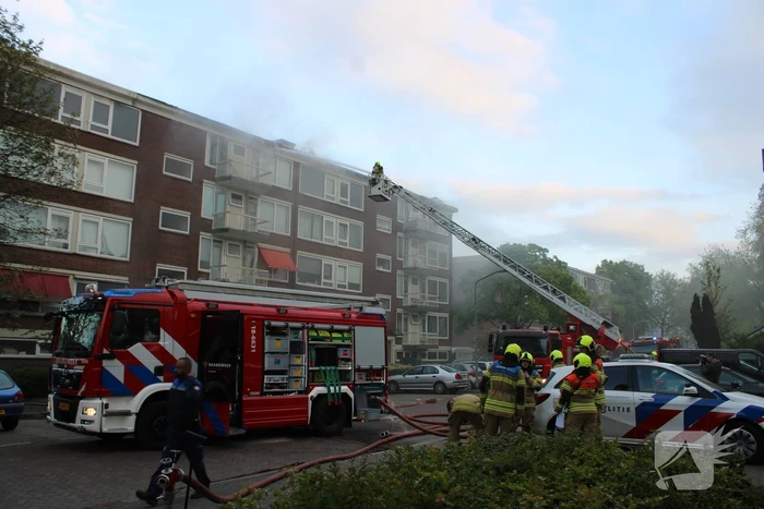 Enorme rookwolken bij uitslaande in flatgebouw