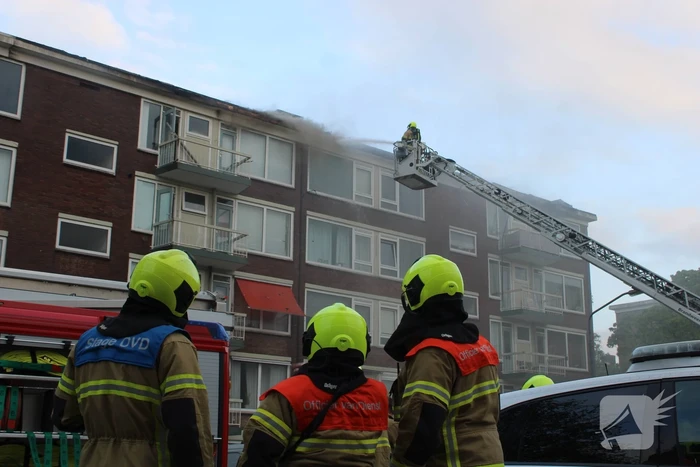 Enorme rookwolken bij uitslaande in flatgebouw