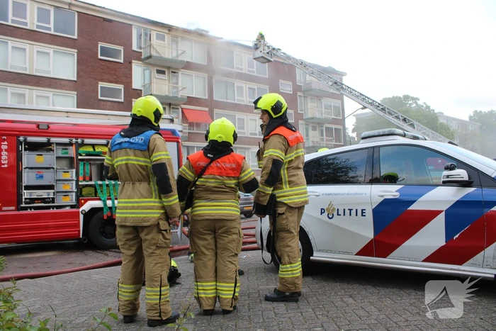 Enorme rookwolken bij uitslaande in flatgebouw