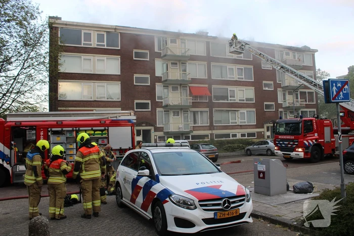Enorme rookwolken bij uitslaande in flatgebouw