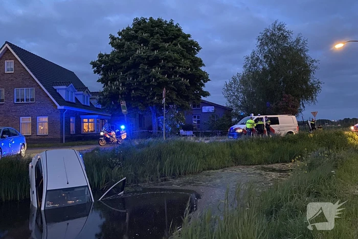 Auto belandt in sloot na achtervolging