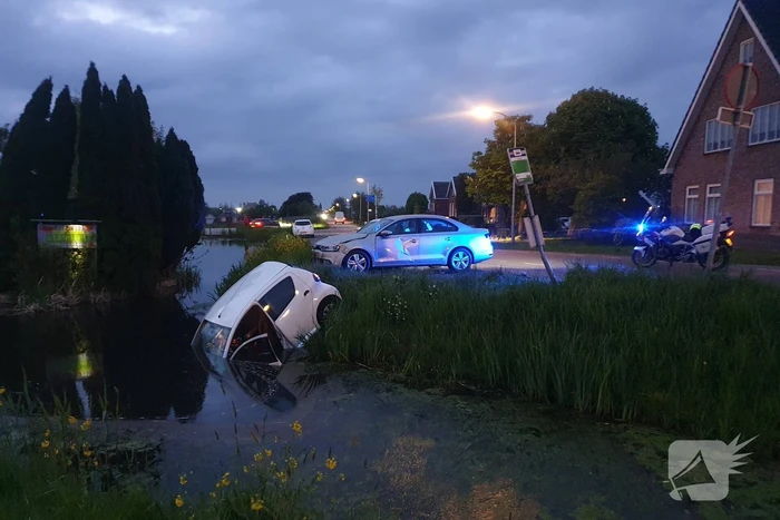 Auto belandt in sloot na achtervolging