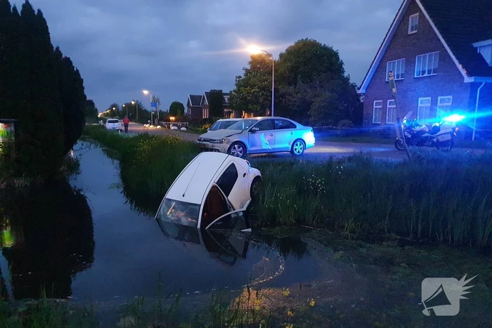 Auto belandt in sloot na achtervolging