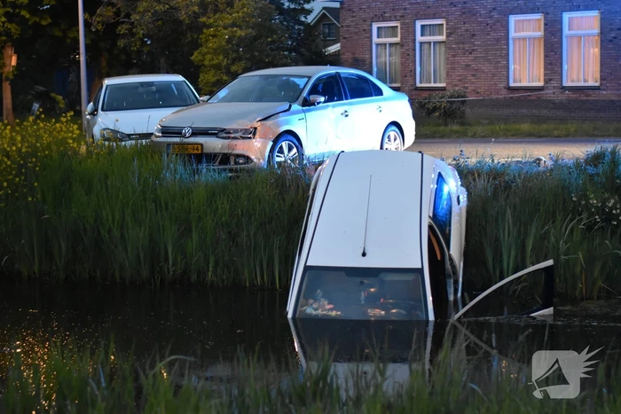 Auto belandt in sloot na achtervolging