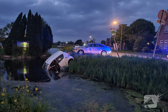 Auto belandt in sloot na achtervolging