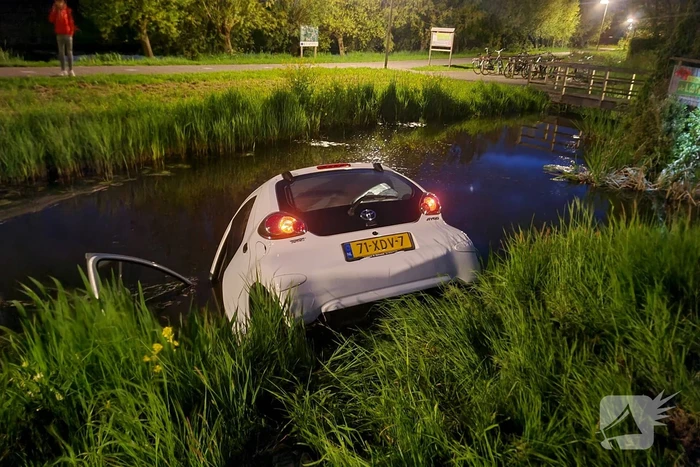 Auto belandt in sloot na achtervolging