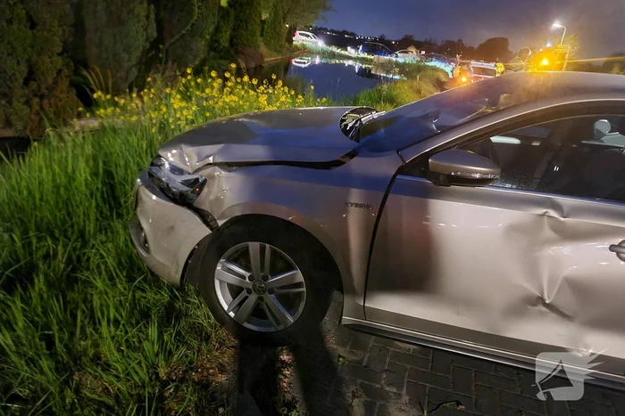 Auto belandt in sloot na achtervolging