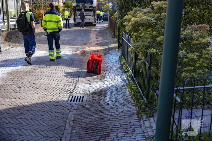 Vuilnisman raakt gewond bij blusactie