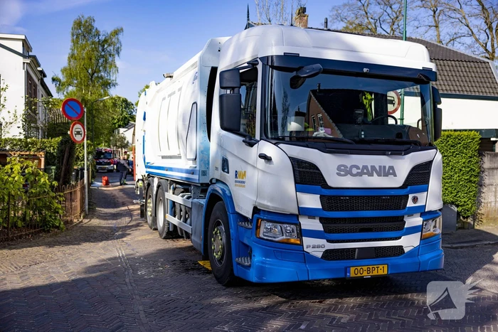 Vuilnisman raakt gewond bij blusactie