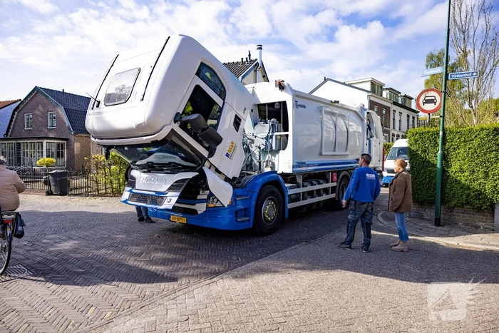 Vuilnisman raakt gewond bij blusactie