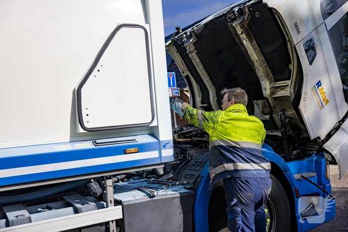 Vuilnisman raakt gewond bij blusactie