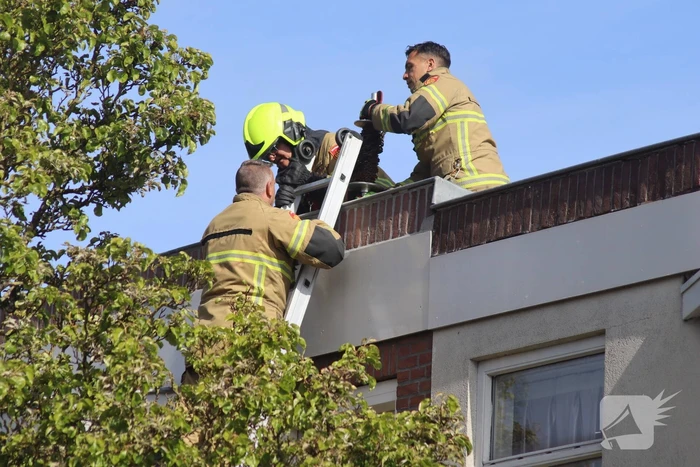 Brandweer veegt schoorsteen na brand