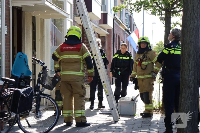Brandweer veegt schoorsteen na brand