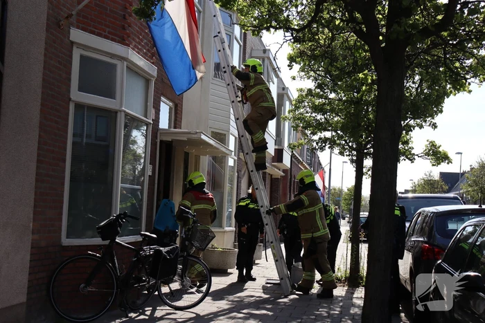 Brandweer veegt schoorsteen na brand