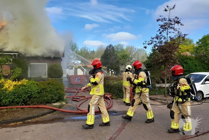 Grote brand in woning met rieten dak