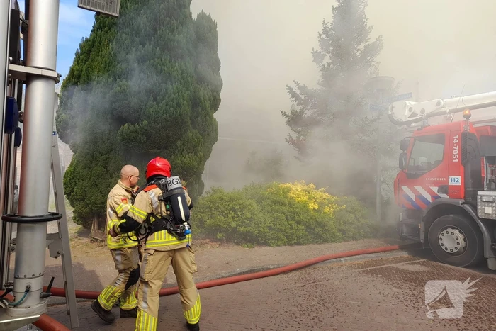 Grote brand in woning met rieten dak