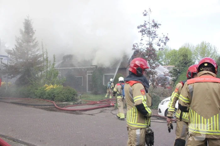 Grote brand in woning met rieten dak