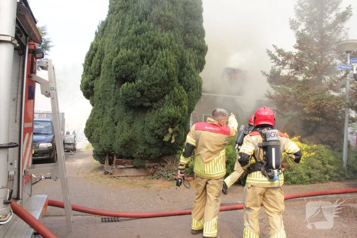 Grote brand in woning met rieten dak