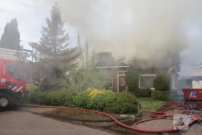 Grote brand in woning met rieten dak