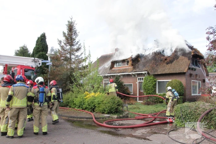 Grote brand in woning met rieten dak