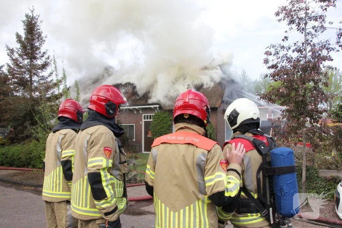 Grote brand in woning met rieten dak
