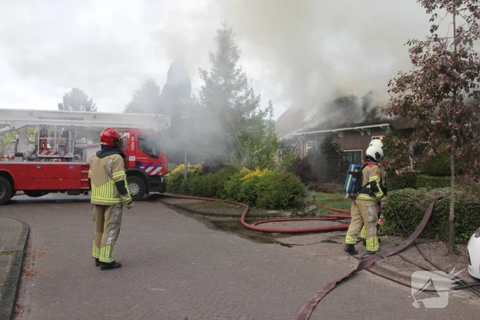 Grote brand in woning met rieten dak