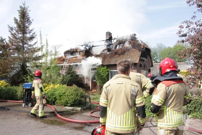 Grote brand in woning met rieten dak