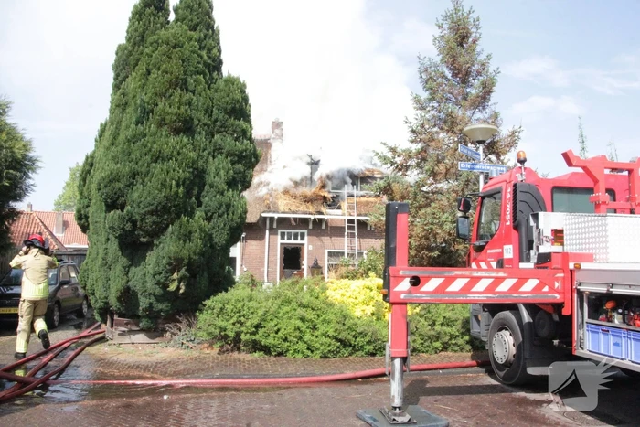Grote brand in woning met rieten dak