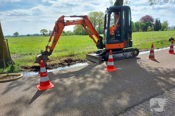 Weg deels afgesloten na leidingbreuk