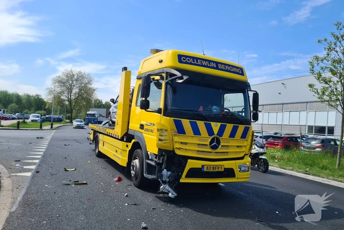 Berging vrachtwagen en personenauto botsen op kruising