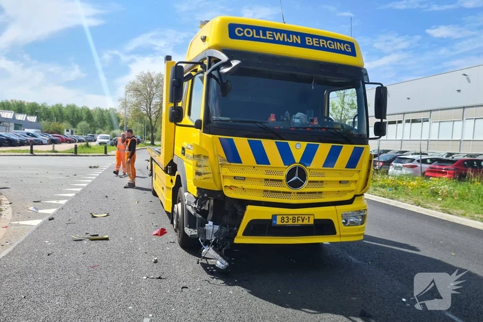 Berging vrachtwagen en personenauto botsen op kruising