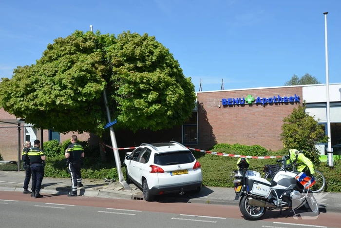 Automobilist botst op lantaarnpaal