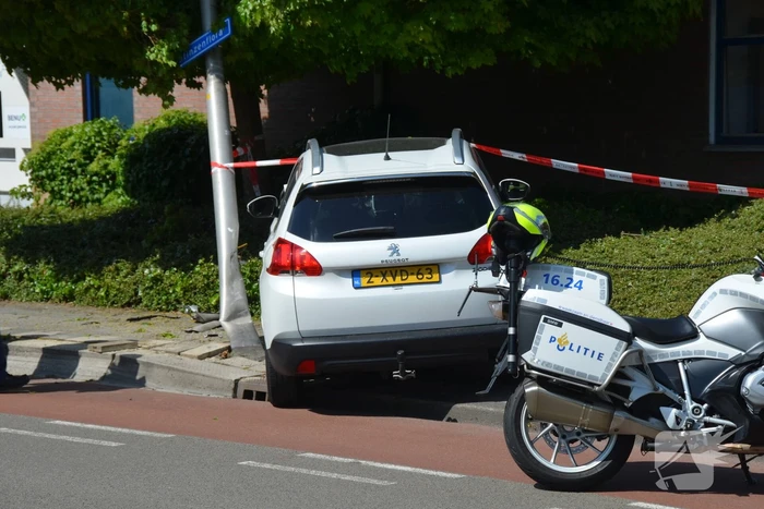 Automobilist botst op lantaarnpaal
