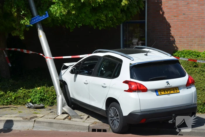 Automobilist botst op lantaarnpaal