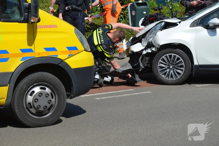 Automobilist botst op lantaarnpaal